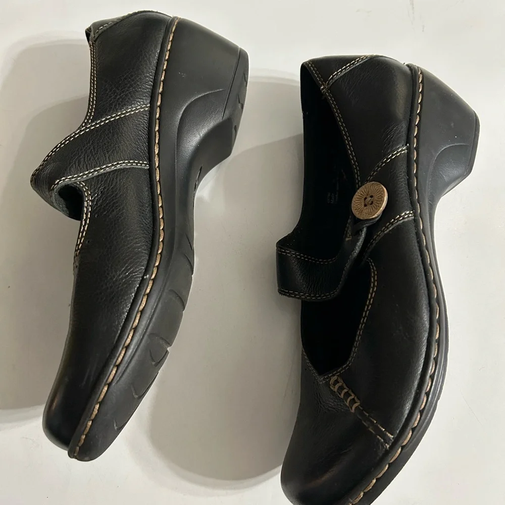 Clark’s bendable Black Leather Mary Jane Shoes with Gold Accents, size 8M - Picture 10 of 10